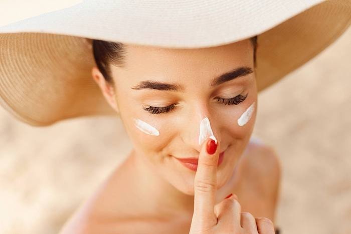 Vào ban ngày, bạn bắt buộc phải bảo vệ da bằng cách sử dụng kem chống nắng