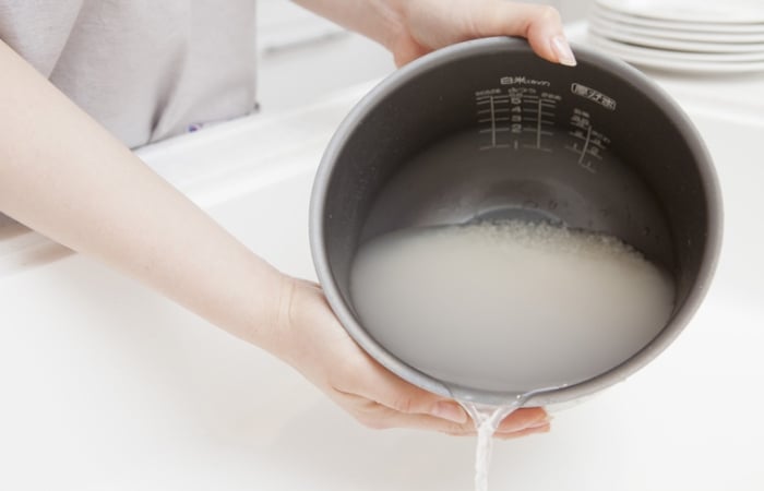 Chú ý vệ sinh trong quá trình lọc lấy nước vo gạo để làm mặt nạ