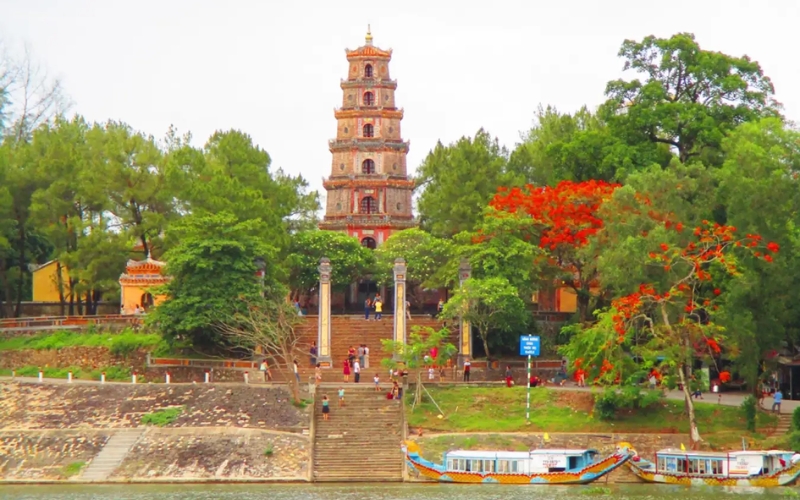 chua-thien-mu-o-dau-hinh-anh-kinh-nghiem-di-chua-du-xuan-1 Chùa Thiên Mụ ở đâu? Hình ảnh, kinh nghiệm đi chùa du xuân - 1