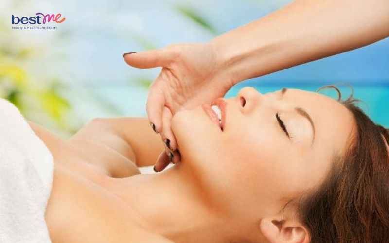 co-can-cham-soc-da-vung-co-khong-mach-ban-7-cach-cham-soc-da-co-trang-min-7 Có cần chăm sóc da vùng cổ không? Mách bạn 7 cách chăm sóc da cổ trắng mịn - 7