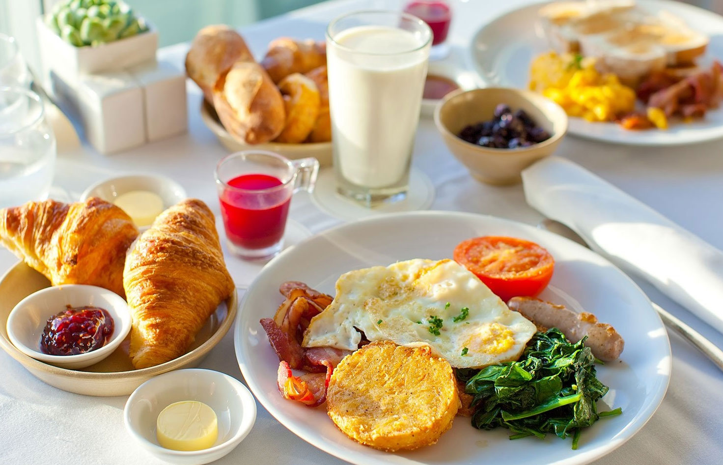 Ăn đúng giờ và không bỏ bữa sáng để tránh tích tụ mỡ thừa