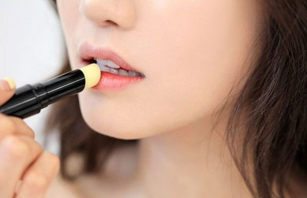 Sử dụng son dưỡng chống nắng để bảo vệ môi toàn diện