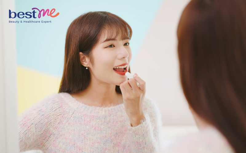 Dùng các loại son dưỡng môi có cần tẩy trang không?