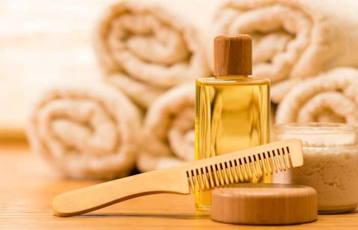 Tinh dầu dưỡng tóc là sản phẩm chăm sóc tóc có kết cấu lỏng, mỏng nhẹ nên rất dễ thẩm thấu vào da đầu.