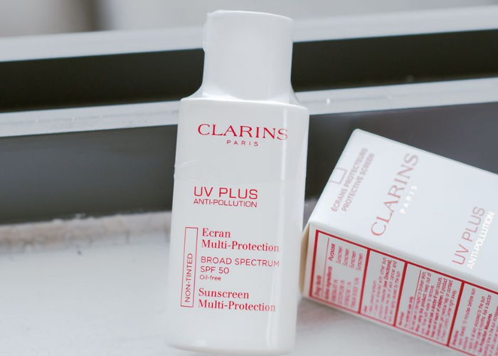 Kem chống nắng vật lý lai hoá học Clarins UV PLUS Anti-Pollution bảo vệ da khỏi tác nhân gây hại từ tia UV cũng như môi trường ô nhiễm.