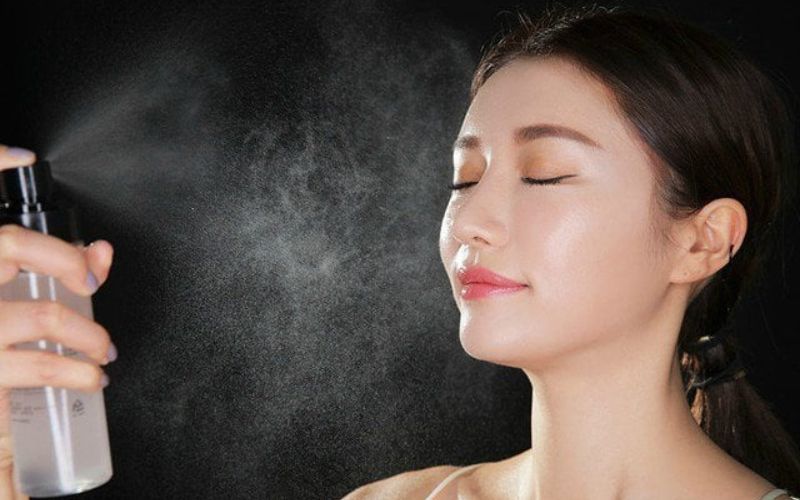 Xịt khoáng là sản phẩm không thể thiếu đối với làn da nhạy cảm