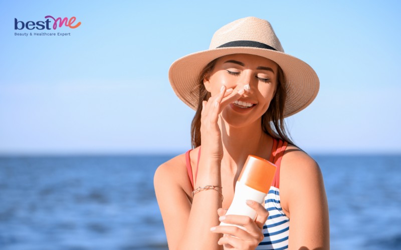 Thoa kem chống nắng để da không bị sạm