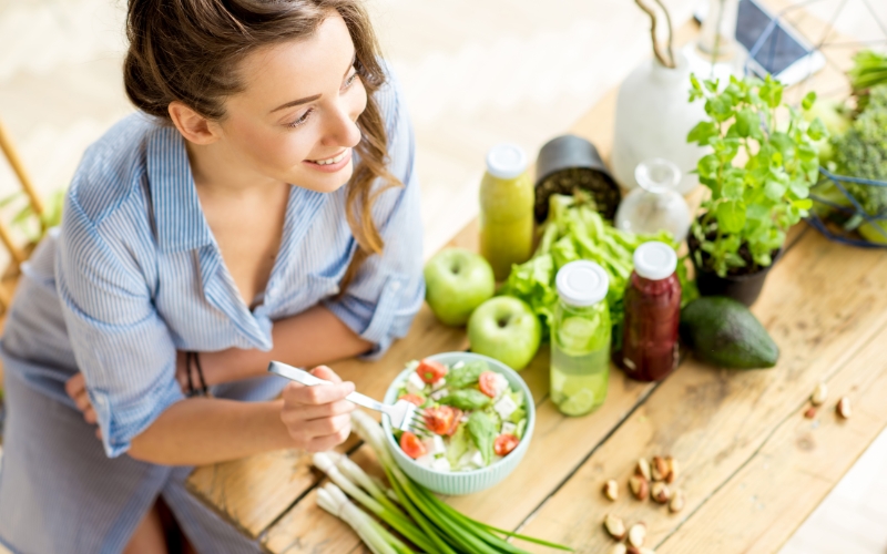 Chế độ dinh dưỡng cân bằng, lối sống lành mạnh sẽ giúp da khỏe mạnh từ bên trong