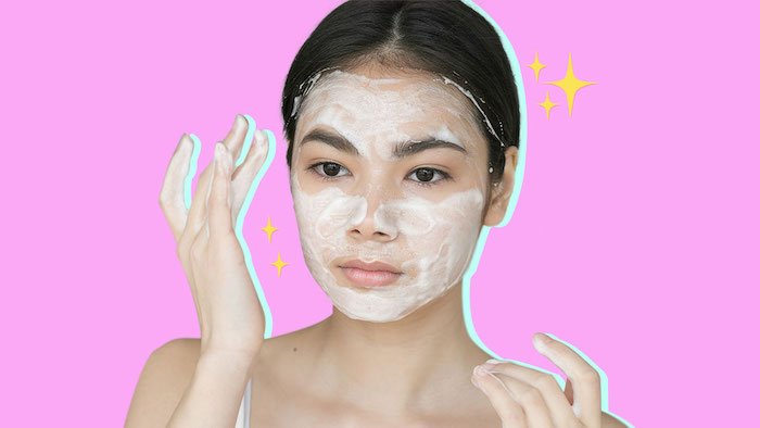 da khô bị mụn ẩn nên dùng tẩy da chết hoá học 
