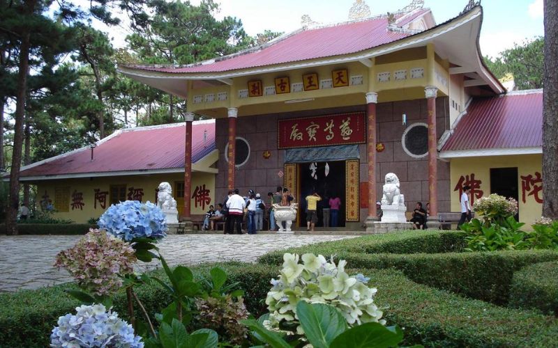 danh-sach-12-chua-lam-dong-noi-tieng-dep-va-linh-thieng-10 Danh sách 12 chùa Lâm Đồng nổi tiếng đẹp và linh thiêng - 10