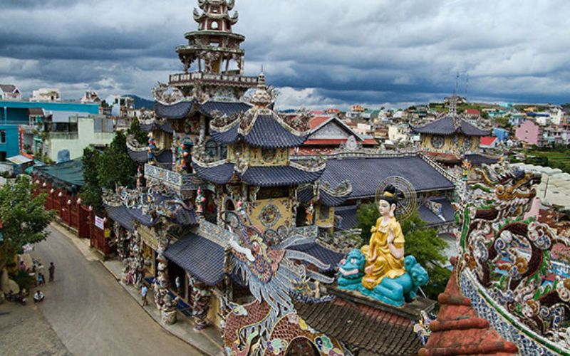 danh-sach-12-chua-lam-dong-noi-tieng-dep-va-linh-thieng-7 Danh sách 12 chùa Lâm Đồng nổi tiếng đẹp và linh thiêng - 7
