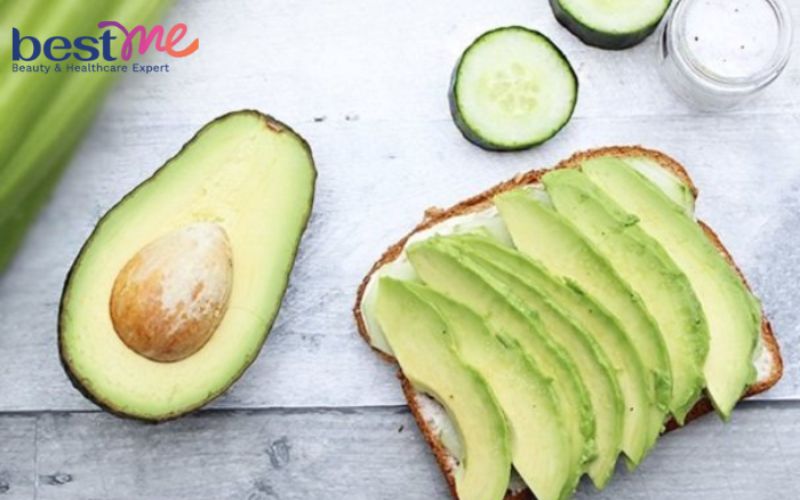 Dưa leo và bơ giúp cấp ẩm và giúp làm mềm da