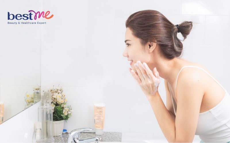 Bạn nên tẩy trang và làm sạch da trước khi đắp mặt nạ để dưỡng chất thẩm thấu tốt hơn