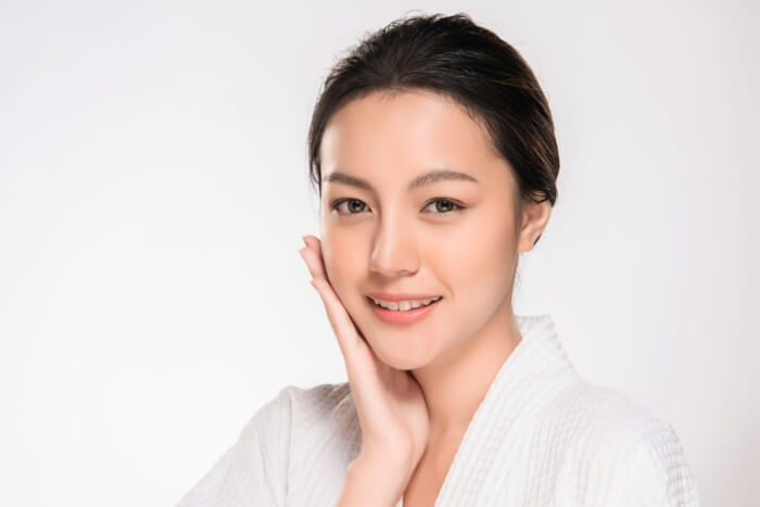 Đắp mặt nạ có chứa thành phần collagen giúp cho làn da thêm căng mịn