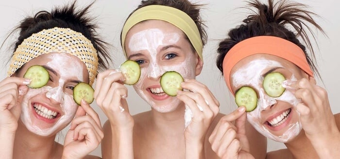 Đắp mặt nạ để bổ sung thêm vitamin và khoáng chất cho da khỏe mạnh