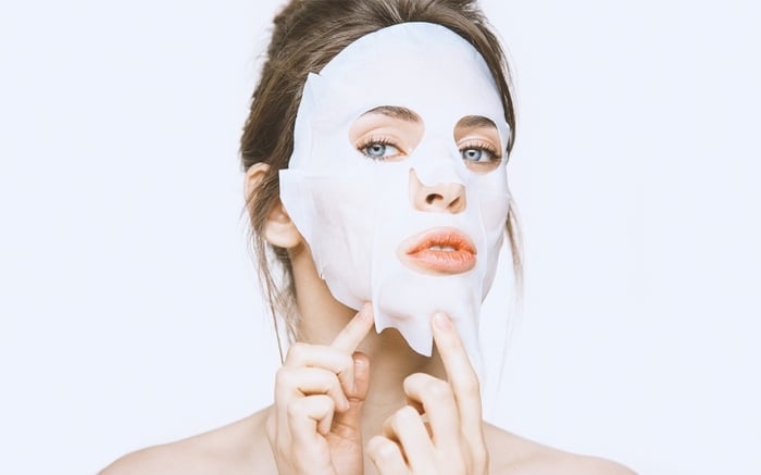 Đắp mặt nạ giấy chứa chiết xuất vitamin C để dưỡng trắng da
