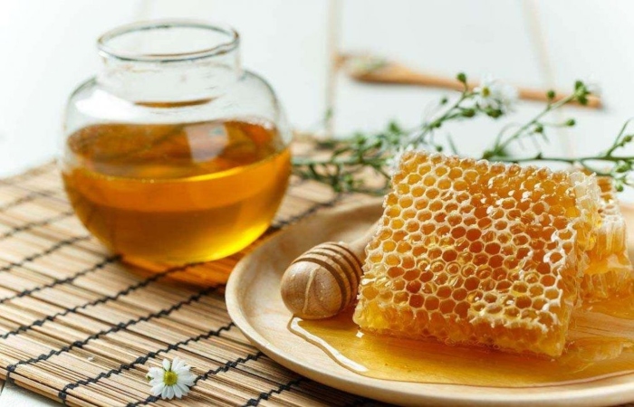 Đắp mặt nạ mật ong nguyên chất trị mụn và tăng sức đề kháng cho làn da