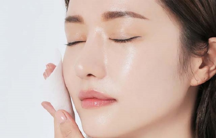 Sử dụng dầu dưỡng DHC để cảm nhận làn da căng bóng