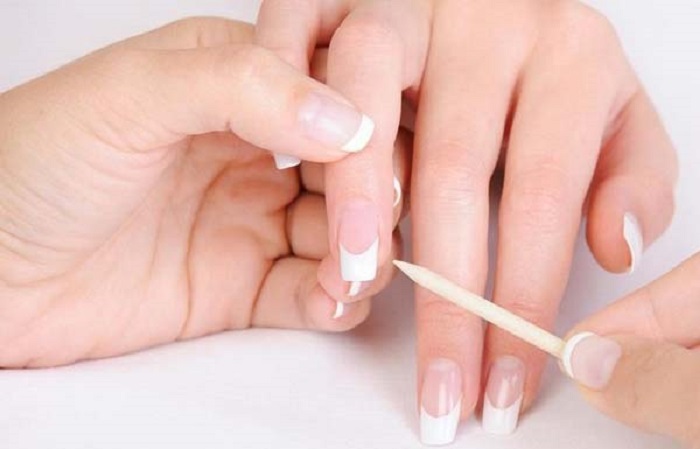 Dầu dưỡng DHC Olive Virgin Oil giúp móng tay ẩm luôn mềm mại