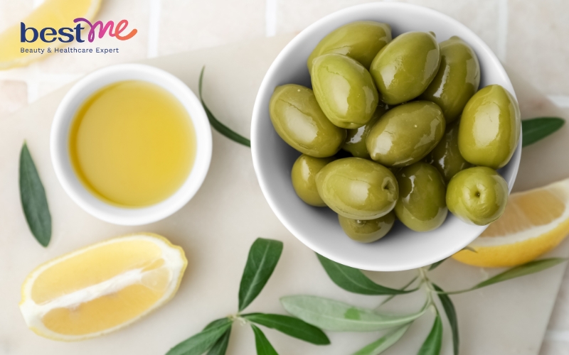 Nếu môi bạn đang gặp tình trạng thâm xỉn, hãy kết hợp dầu oliu và chanh để thanh tẩy tế bào chết cho môi