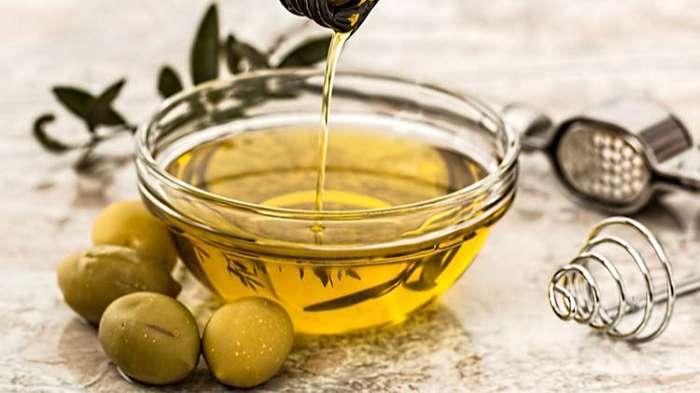 Dầu olive được mệnh danh là “nữ hoàng” làm đẹp với hàm lượng dồi dào các vitamin A, E, K…