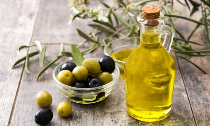 Dầu oliu chứa nhiều vitamin E dưỡng ẩm cho da khỏe mạnh