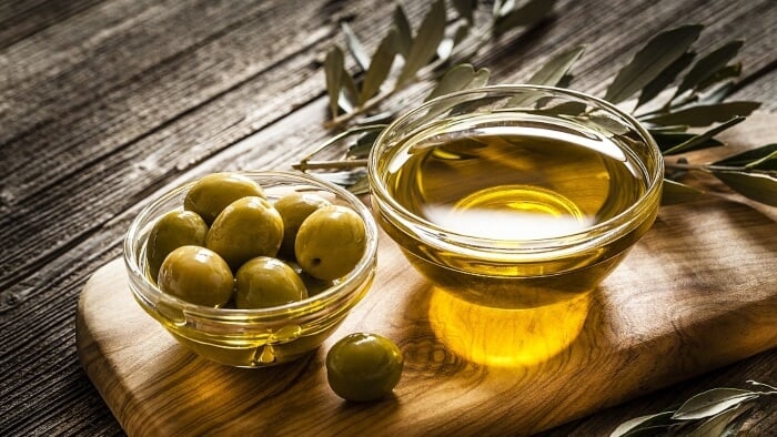 Dầu olive có tác dụng dưỡng tóc thêm mềm mại, óng ả