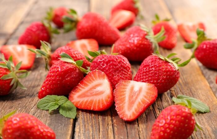 Erdbeeren enthalten AHAs, die die Lippen effektiv peelen