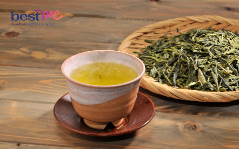 Lá trà chứa nhiều hợp chất có lợi, giúp phân hủy chất béo