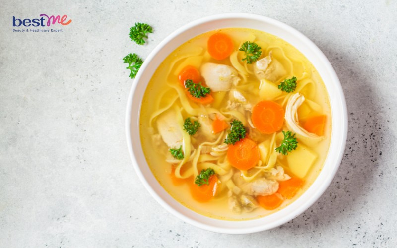 Thực đơn detox giảm mỡ bụng ngày đầu tiên với súp gà