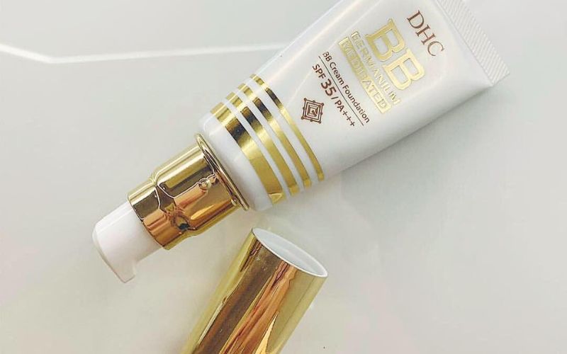 Kết cấu kem lỏng vừa phải, dễ tán và tiệp vào da nhanh chóng