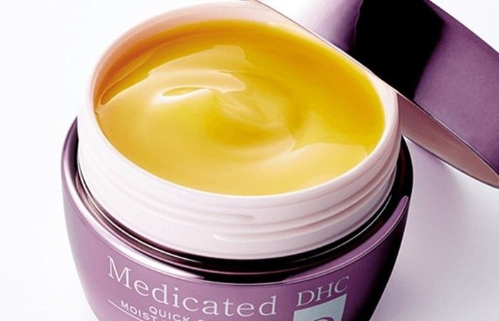 DHC Q Cream có màu vàng óng