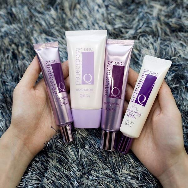 DHC Q Neck Cream có chiết xuất placenta dưỡng sáng da vùng cổ