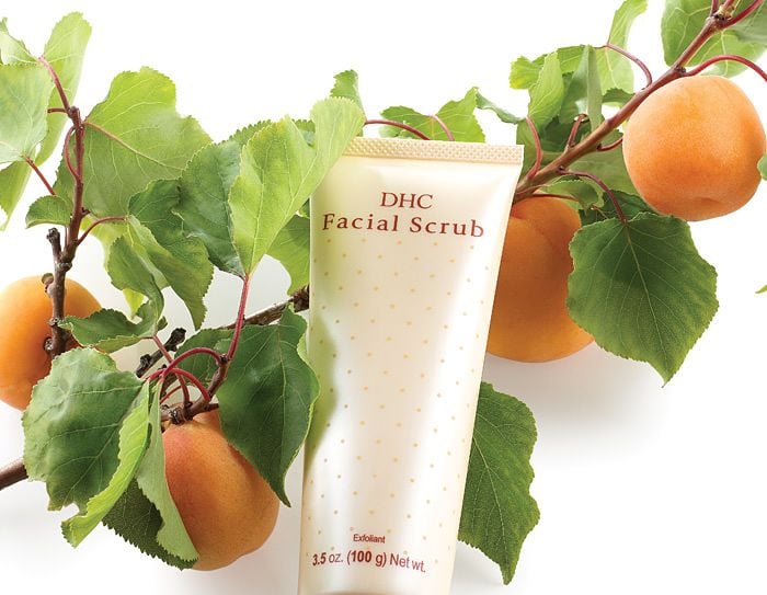DHC Facial Scrub chứa các hạt mơ tây giúp tẩy da chết hiệu quả 