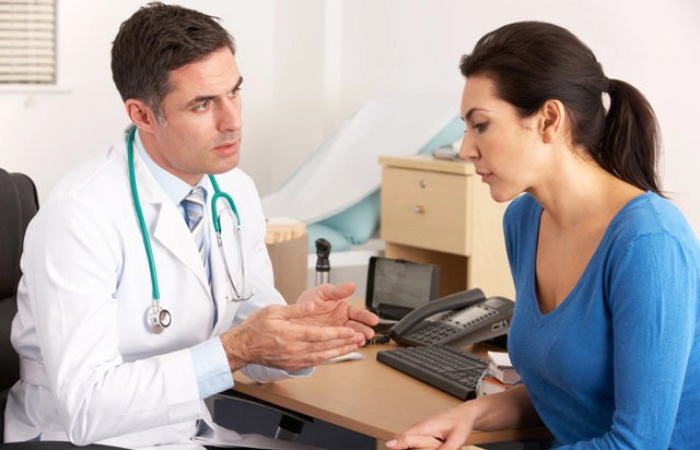 Nên hỏi bác sĩ để được tư vấn và khám da hiệu quả