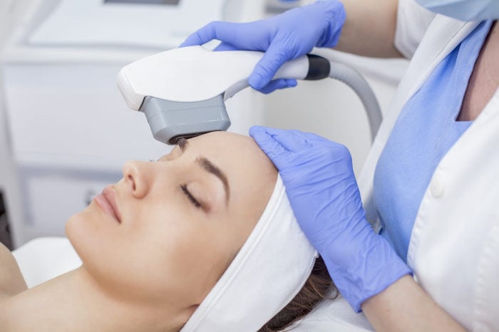 Điều trị da mặt không đều màu bằng công nghệ tiên tiến tại các spa