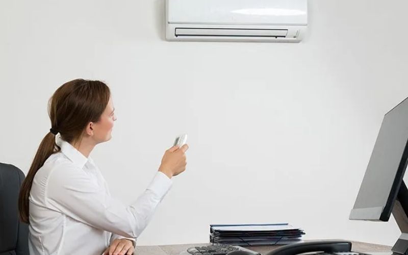 Ngồi phòng điều hòa thời gian dài dễ khiến làn da mất nước