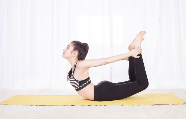 Tư thế cánh cung là một tư thế yoga nâng cao giảm mỡ bụng hiệu quả