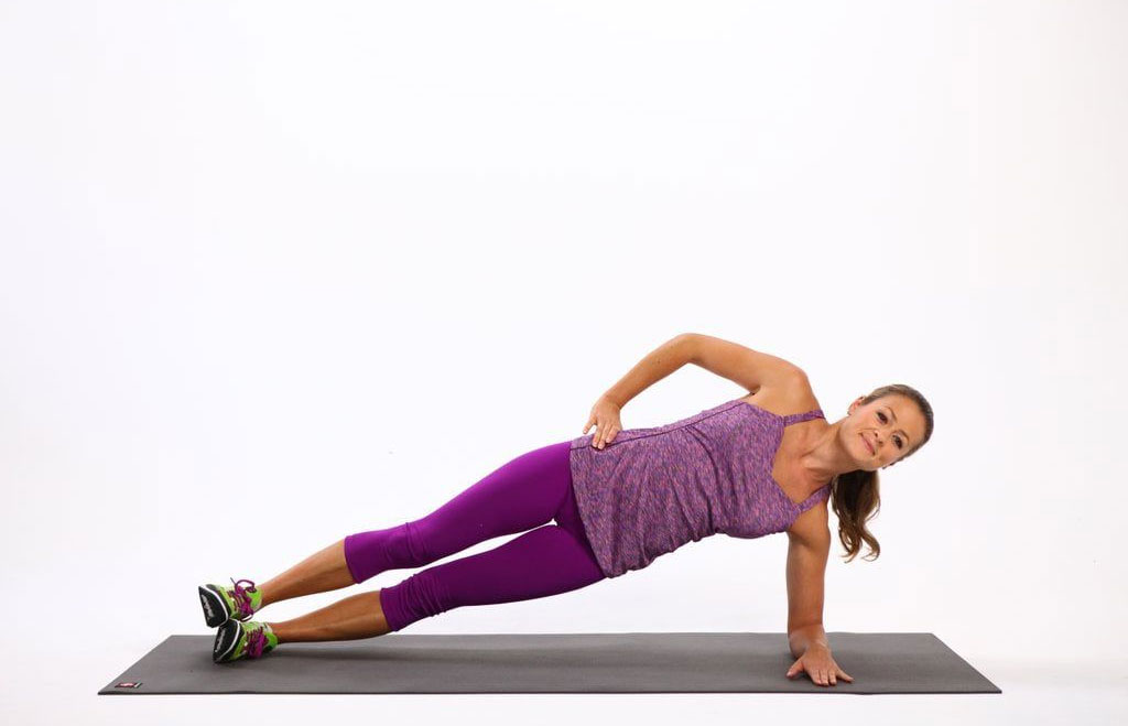 Động tác Plank 1 bên sẽ giúp bạn có chiếc eo thon quyến rũ