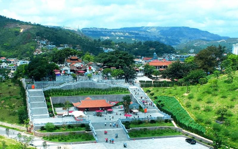 du-xuan-20-ngoi-den-chua-quang-ninh-noi-tieng-dep-linh-thieng-5 Du xuân 20 ngôi đền chùa Quảng Ninh nổi tiếng đẹp linh thiêng - 5