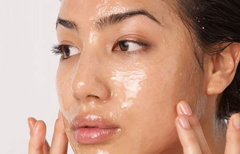 Tẩy trang không đúng cách là nguyên nhân gây nổi mụn khi sử dụng dầu tẩy trang