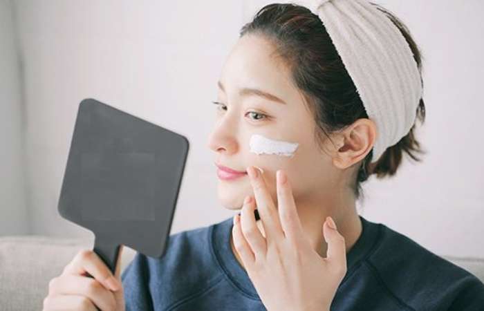 Sau khi đắp mặt nạ, bạn vẫn nên thoa kem dưỡng để khóa ẩm, đồng thời mang dưỡng chất đi sâu hơn vào trong da