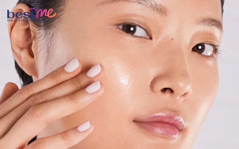 Phấn phủ chứa các thành phần hấp thụ dầu tự nhiên trên da