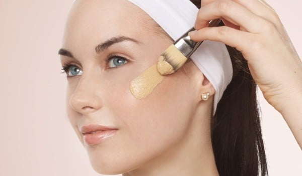 Mách nhỏ bạn gái cách chọn kem nền cho da mụn - 4