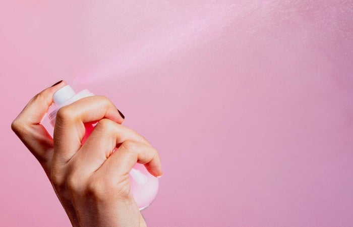 Sử dụng nước hoa hồng làm xịt khoáng để cấp ẩm mọi lúc mọi nơi cho làn da