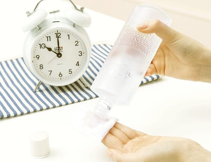 Dùng toner/lotion/nước hoa hồng để cân bằng lại pH cho da