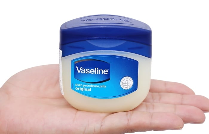 Dùng vaseline để dưỡng mi thêm chắc khỏe