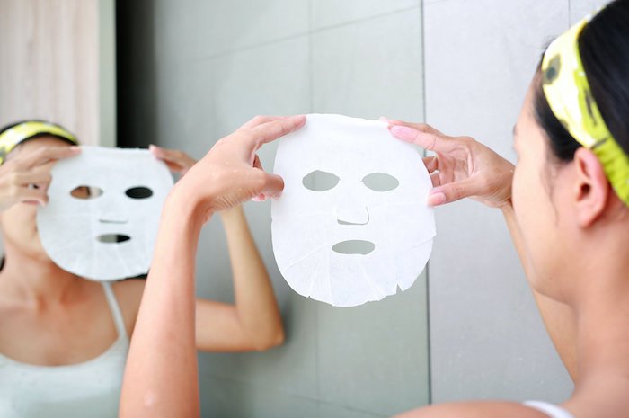 Lạm dụng đắp mặt nạ giấy sẽ khiến da bị dư thừa dưỡng chất, không hấp thụ hết rồi gây nên mụn