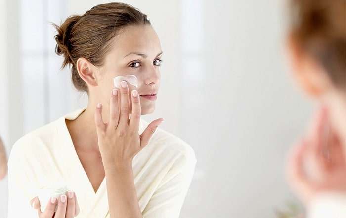 Nên dưỡng ẩm trước khi trang điểm để lớp makeup lâu trôi hơn