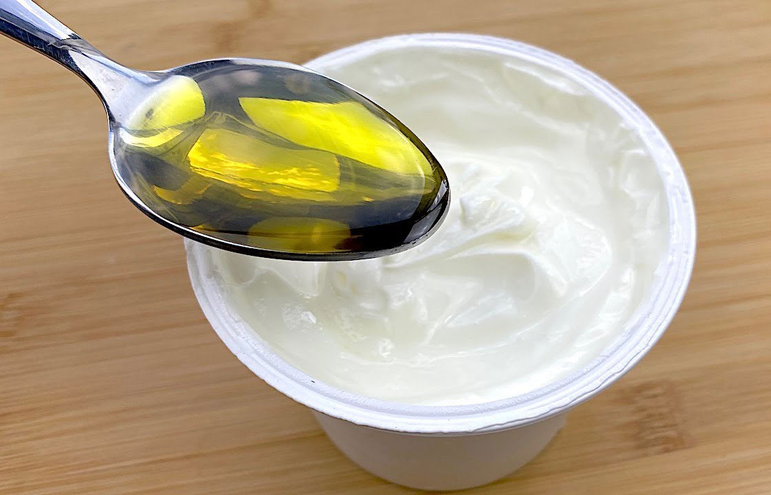 dưỡng da bằng dầu olive và sữa chua giúp tẩy tế bào chết và làm trắng da